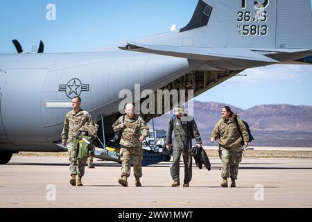 Hauptmeister der US Air Force, Sgt. Thomas Triplett, zweite Form links, Befehlshaber des 139. Luftlift-Flügels, Missouri Air National Guard, verlässt ein C-130J Hercules-Flugzeug, das der 36. Luftlift-Geschwader zugeteilt ist. ein Ausbilderpilot beim Advanced Airlift Tactics Training Center und Master Sgt. Cynthia Johnson, erster Sergeant der AATTC, während eines Besuchs im Schulhaus in Fort Huachuca, Arizona, am 13. März 2024. Seit 1983 ist das Advanced Airlift Tactics Training Center, b Stockfoto