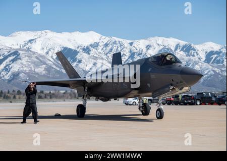 Die dem F-35A Lightning II Demonstration Team zugeordneten Luftwaffenflugzeuge starten am 19. März 2024 eine F-35A Lightning II für eine Übungsflugshow auf der Hill Air Force Base in Utah. Das F-35 Demo-Team führt regelmäßig Probeflüge durch, um Flugzertifizierungen aufrechtzuerhalten und die Rekrutierungsstandards für Mission und Air Force aufrechtzuerhalten. (Foto der U.S. Air Force von Senior Airman Zachary Rufus) Stockfoto