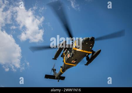 Ein simuliertes Opfer wird in einem Black Hawk der US Army UH-60 während des Warrior Shield 24 im Camp Rodriguez Live-Fire Complex, Republik Korea, am 8. März 2024 evakuiert. Warrior Shield 24 ist eine gemeinsame Übung, die jährlich auf der koreanischen Halbinsel stattfindet, um die Verteidigungsfähigkeiten der ROK und der US-Streitkräfte zu stärken. Diese routinemäßige, regelmäßig geplante Übung vor Ort bietet der ROK und den US-Marines die Möglichkeit, kombinierte Operationen zu Proben, Wissen auszutauschen und die Stärke und Fähigkeiten der ROK-US-Allianz zu demonstrieren. (Foto des U.S. Marine Corps von Lance Stockfoto