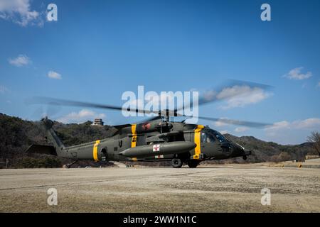 Ein simuliertes Opfer wird in einem Black Hawk der US Army UH-60 während des Warrior Shield 24 im Camp Rodriguez Live-Fire Complex, Republik Korea, am 8. März 2024 evakuiert. Warrior Shield 24 ist eine gemeinsame Übung, die jährlich auf der koreanischen Halbinsel stattfindet, um die Verteidigungsfähigkeiten der ROK und der US-Streitkräfte zu stärken. Diese routinemäßige, regelmäßig geplante Übung vor Ort bietet der ROK und den US-Marines die Möglichkeit, kombinierte Operationen zu Proben, Wissen auszutauschen und die Stärke und Fähigkeiten der ROK-US-Allianz zu demonstrieren. (Foto des U.S. Marine Corps von Lance Stockfoto