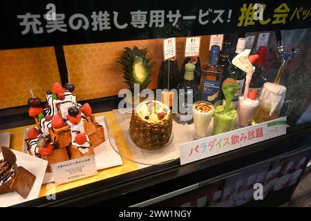 Sampuru (Plastikmodelle) Getränke und Desserts in einem Schaufenster – Akihabara. Tokio, Japan – 27. Februar 2024 Stockfoto