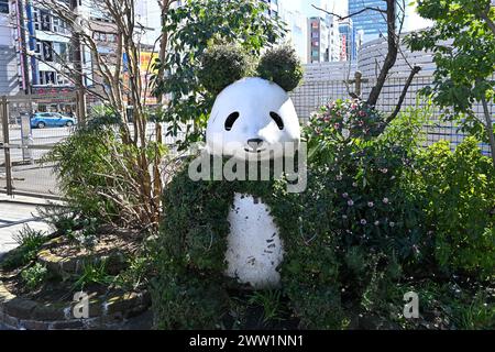 Grüne Panda-Statue in der Nähe des Ueno-Parks – Taito, Tokio, Japan – 28. Februar 2024 Stockfoto