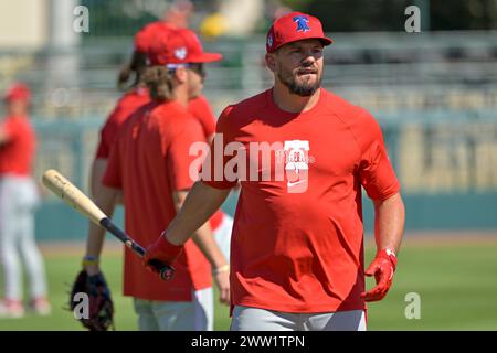 Tampa, Usa. März 2024. Kyle Schwarber von Philadelphia Phillies macht sich bereit, am Mittwoch, den 20. März 2024 in Sarasota, Florida, ein Baseballspiel im Frühjahr gegen die Baltimore Orioles zu absolvieren. Foto: Steve Nesius/UPI Credit: UPI/Alamy Live News Stockfoto