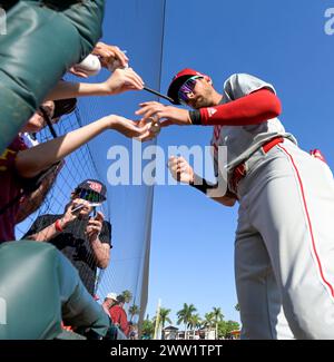 Tampa, Usa. März 2024. Philadelphia Phillies Shortstop TREA Turner unterzeichnet Autogramme vor einem Baseballspiel im Frühjahr gegen die Baltimore Oriolesin Sarasota, Florida am Mittwoch, den 20. März 2024. Foto: Steve Nesius/UPI Credit: UPI/Alamy Live News Stockfoto