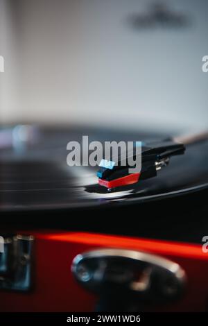 Makroaufnahme einer Plattenspieler-Nadel auf einer sich drehenden Schallplatte, die das Wesen der analogen Musik einfängt Stockfoto