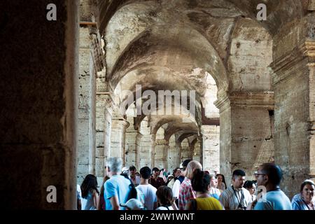 Rom, Italien - 14. August 2023: Ruinen des eingezäunten Bogens der Passage am Eingang des römischen Kolosseums in Rom, Italien Stockfoto