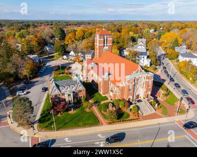 St. Mary's Parish Church aus der Vogelperspektive im Herbst an der 1 Church Street in der Town Common im historischen Stadtzentrum von Franklin, Massachusetts, MA, USA. Stockfoto