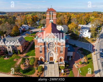 St. Mary's Parish Church aus der Vogelperspektive im Herbst an der 1 Church Street in der Town Common im historischen Stadtzentrum von Franklin, Massachusetts, MA, USA. Stockfoto