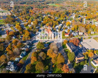 St. Mary's Parish Church aus der Vogelperspektive im Herbst an der 1 Church Street in der Town Common im historischen Stadtzentrum von Franklin, Massachusetts, MA, USA. Stockfoto