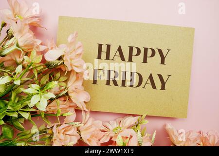 Happy Friday Typografie Text mit Blumen auf pinkfarbenem Hintergrund Stockfoto
