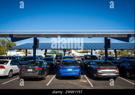 Pima Luft- und Raumfahrtmuseum. Sonnenkollektoren, Parkplatzunterstände. Tucson Arizona. Stockfoto