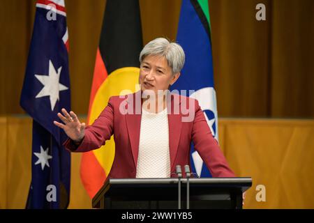 Canberra, Australien. März 2024. Der australische Außenminister Penny Wong spricht während einer Pressekonferenz. Die australische Außenministerin Penny Wong hielt nach ihrem Treffen mit der chinesischen Außenministerin Wang Yi eine Pressekonferenz im Parlamentsgebäude über den Außen- und Strategiedialog zwischen Australien und China ab. Während der Pressekonferenz sprach sie Themen wie Australiens Beziehung zu China, Dr. Yang Hengjun und Australiens Botschafter in den Vereinigten Staaten. Quelle: SOPA Images Limited/Alamy Live News Stockfoto