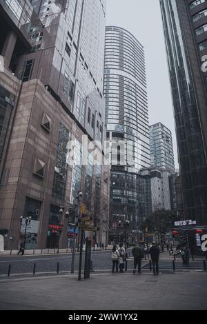Chongqing, CHINA - 10. Mai 2021 : Dies ist die Jiefangbei Fußgängerzone Chongqing, ein berühmtes Einkaufs- und Reiseziel in der Innenstadt Stockfoto