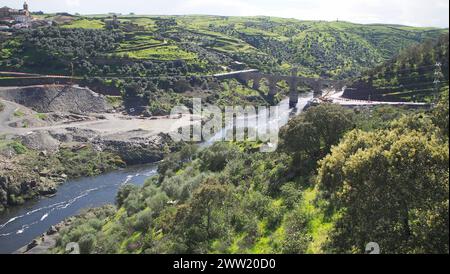 Tal des Tagus, Blick flussabwärts vom Alcantara-Staudamm in Richtung der alten römischen Alcantara-Brücke, die den Fluss überspannt, Alcantara, Provinz Caceres, Spanien Stockfoto