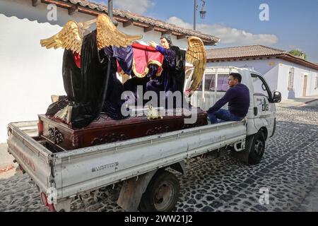 Antigua, Guatemala. März 2024. Ein Lastwagen mit religiösen Skulpturen, die während der Holly Week für riesige Wagen verwendet wurden, fährt zu einer der vielen katholischen Bruderschaften, um die Semana Santa am 20. März 2024 in Antigua, Guatemala, vorzubereiten. Die opulenten Prozessionen, detailgetreuen Alfombras und jahrhundertealten Traditionen ziehen mehr als 1 Million Menschen in die alte Hauptstadt. Quelle: Richard Ellis/Richard Ellis/Alamy Live News Stockfoto