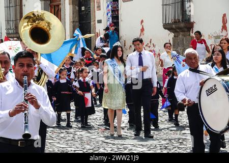 Antigua, Guatemala. März 2024. Die Semana Santa Festival Queen, umgeben von Schulkindern, Paraden durch das historische Zentrum zur Vorbereitung der heiligen Woche am 20. März 2024 in Antigua, Guatemala. Die opulenten Prozessionen, detailgetreuen Alfombras und jahrhundertealten Traditionen ziehen mehr als 1 Million Menschen in die alte Hauptstadt. Quelle: Richard Ellis/Richard Ellis/Alamy Live News Stockfoto