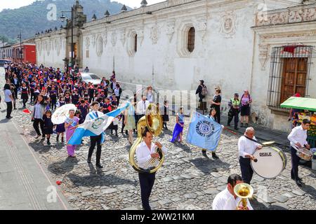 Antigua, Guatemala. März 2024. Die Semana Santa Festival Queen, umgeben von Schulkindern, Paraden durch das historische Zentrum zur Vorbereitung der heiligen Woche am 20. März 2024 in Antigua, Guatemala. Die opulenten Prozessionen, detailgetreuen Alfombras und jahrhundertealten Traditionen ziehen mehr als 1 Million Menschen in die alte Hauptstadt. Quelle: Richard Ellis/Richard Ellis/Alamy Live News Stockfoto