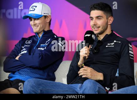 MELBOURNE, AUSTRALIEN, 25. Februar 2024. 31 Esteban Ocon (FRA) BWT Alpine F1 Team (rechts) und 02 Logan Sargeant (USA) (rechts) Williams Racing bei der Driver Press Conference am Donnerstag für die FIA Formel 1 Rolex Australian Grand Prix 2024 3. Runde vom 22. Bis 24. März auf dem Albert Park Street Circuit in Melbourne, Australien. Quelle: Karl Phillipson/Alamy Live News Stockfoto