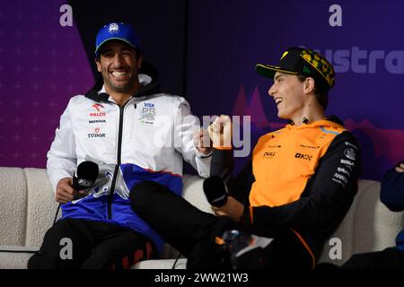 MELBOURNE, AUSTRALIEN, 25. Februar 2024. 03 Daniel Ricciardo (aus) Visa Cash App RB F1 Team (links) und 81 Oscar Piastri (aus) McLaren Formel 1 Team bei der Driver Press Conference am Donnerstag für die FIA Formel 1 Rolex Australian Grand Prix 2024 3. Runde vom 22. Bis 24. März auf dem Albert Park Street Circuit in Melbourne, Australien. Quelle: Karl Phillipson/Alamy Live News Stockfoto