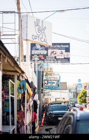 Zahnarztpraxen, Apotheken und Optiker auf der Straße von Los Algodones Mexico, bekannt als Molar City. Stockfoto