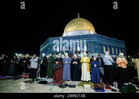 Jerusalem, Israel. März 2024. Muslime, die es geschafft haben, in die Al-Aqsa-Moschee einzutreten, verrichten Tarawih- und Nachtgebete in Ostjerusalem während des heiligen Monats Ramadan. (Foto: Saeed Qaq/SOPA Images/SIPA USA) Credit: SIPA USA/Alamy Live News Stockfoto