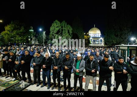 Jerusalem, Israel. März 2024. Muslime, die es geschafft haben, in die Al-Aqsa-Moschee einzutreten, verrichten Tarawih- und Nachtgebete in Ostjerusalem während des heiligen Monats Ramadan. (Foto: Saeed Qaq/SOPA Images/SIPA USA) Credit: SIPA USA/Alamy Live News Stockfoto