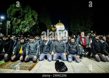 Jerusalem, Israel. März 2024. Muslime, die es geschafft haben, in die Al-Aqsa-Moschee einzutreten, verrichten Tarawih- und Nachtgebete in Ostjerusalem während des heiligen Monats Ramadan. (Foto: Saeed Qaq/SOPA Images/SIPA USA) Credit: SIPA USA/Alamy Live News Stockfoto