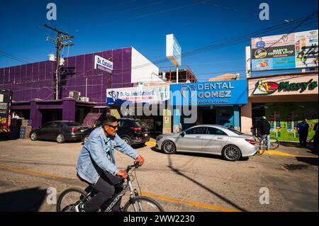 Zahnarztpraxen, Apotheken und Optiker auf der Straße von Los Algodones Mexico, bekannt als Molar City. Stockfoto