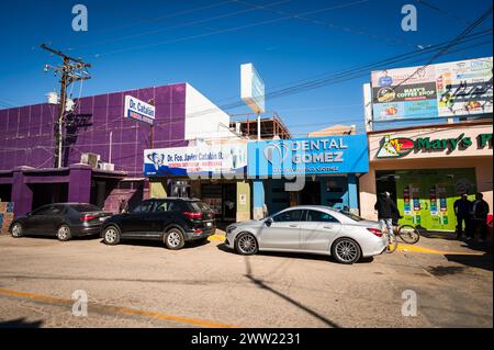 Zahnarztpraxen, Apotheken und Optiker auf der Straße von Los Algodones Mexico, bekannt als Molar City. Stockfoto