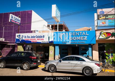 Zahnarztpraxen, Apotheken und Optiker auf der Straße von Los Algodones Mexico, bekannt als Molar City. Stockfoto