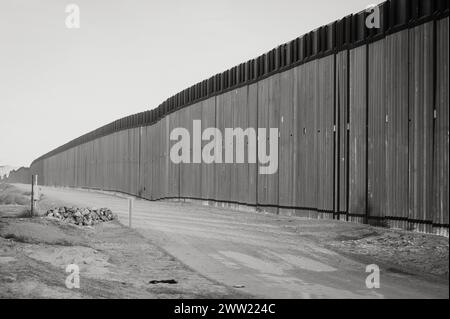 Die US-Grenzmauer zwischen Lukeville Arizona und Sonoyta Mexico. Schwarzweißbild. Stockfoto