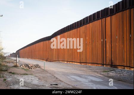 Die US-Grenzmauer zwischen Lukeville Arizona und Sonoyta Mexico. Stockfoto