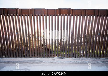 Die US-Grenzmauer zwischen Lukeville Arizona und Sonoyta Mexico. Stockfoto