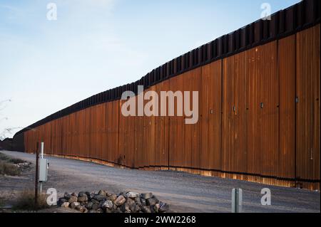 Die US-Grenzmauer zwischen Lukeville Arizona und Sonoyta Mexico. Stockfoto