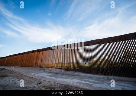 Die US-Grenzmauer zwischen Lukeville Arizona und Sonoyta Mexico. Stockfoto