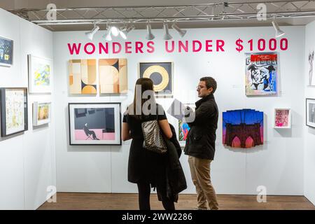 New York, NY, USA. März 2024. Die erschwingliche Kunstmesse wurde eröffnet und zog eine Menge an, die sich um den Block erstreckte. Galerien zeigen hauptsächlich zeitgenössische Kunst zu Preisen, die unter denen der meisten Kunstmessen liegen. Quelle: Ed Lefkowicz/Alamy Live News Stockfoto