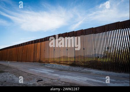 Die US-Grenzmauer zwischen Lukeville Arizona und Sonoyta Mexico. Stockfoto