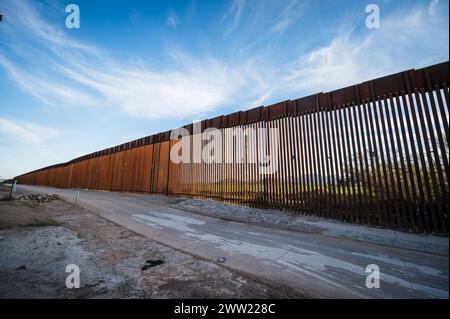 Die US-Grenzmauer zwischen Lukeville Arizona und Sonoyta Mexico. Stockfoto