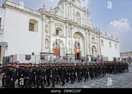 Antigua, Guatemala. März 2024. Kadetten der Polizeiakademie marschieren an der Kathedrale von San José in Antigua vorbei, während sie in Vorbereitung auf die Karwoche am 18. März 2024 in Antigua, Guatemala, praktizieren. Die opulenten Prozessionen, detailgetreuen Alfombras und jahrhundertealten Traditionen ziehen mehr als 1 Million Menschen in die alte Hauptstadt. Quelle: Richard Ellis/Richard Ellis/Alamy Live News Stockfoto