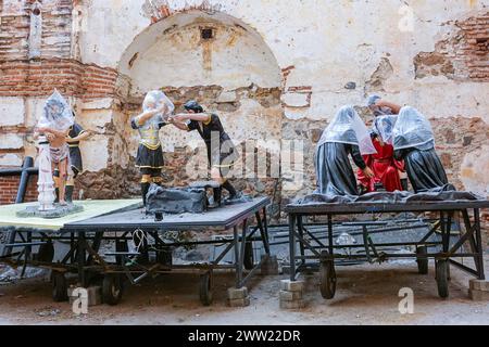 Antigua, Guatemala. März 2024. Religiöse Statuen warten darauf, für Prozessionen in der Karwoche in den Ruinen einer alten Kirche, die vor langer Zeit bei einem Erdbeben am 18. März 2024 in Antigua, Guatemala, zerstört wurde, in massive Wagen verwandelt zu werden. Die opulenten Prozessionen, detailgetreuen Alfombras und jahrhundertealten Traditionen der Karwoche ziehen mehr als 1 Million Menschen in die alte Hauptstadt. Quelle: Richard Ellis/Richard Ellis/Alamy Live News Stockfoto