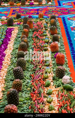 Antigua, Guatemala. März 2024. Eine Detailansicht der Alfombra aus farbigem Sägemehl, Blumen und Obst, die in der San Francisco el Grande Kirche während einer Velaciones oder einer heiligen Mahnwache zur Vorbereitung der heiligen Woche am 20. März 2024 in Antigua, Guatemala gebaut wurde. Die opulenten Prozessionen, detailgetreuen Alfombras und jahrhundertealten Traditionen ziehen mehr als 1 Million Menschen in die alte Hauptstadt. Quelle: Richard Ellis/Richard Ellis/Alamy Live News Stockfoto