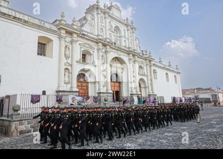 Antigua, Guatemala. März 2024. Kadetten der Polizeiakademie marschieren an der Kathedrale von San José in Antigua vorbei, während sie in Vorbereitung auf die Karwoche am 18. März 2024 in Antigua, Guatemala, praktizieren. Die opulenten Prozessionen, detailgetreuen Alfombras und jahrhundertealten Traditionen ziehen mehr als 1 Million Menschen in die alte Hauptstadt. Quelle: Richard Ellis/Richard Ellis/Alamy Live News Stockfoto