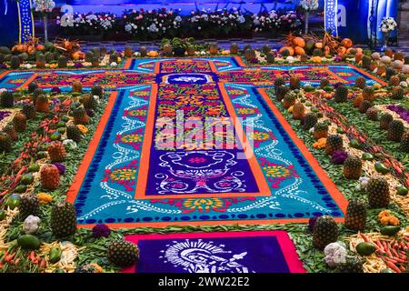 Antigua, Guatemala. März 2024. Eine Detailansicht der Alfombra aus farbigem Sägemehl, Blumen und Obst, die in der San Francisco el Grande Kirche während einer Velaciones oder einer heiligen Mahnwache zur Vorbereitung der heiligen Woche am 20. März 2024 in Antigua, Guatemala gebaut wurde. Die opulenten Prozessionen, detailgetreuen Alfombras und jahrhundertealten Traditionen ziehen mehr als 1 Million Menschen in die alte Hauptstadt. Quelle: Richard Ellis/Richard Ellis/Alamy Live News Stockfoto