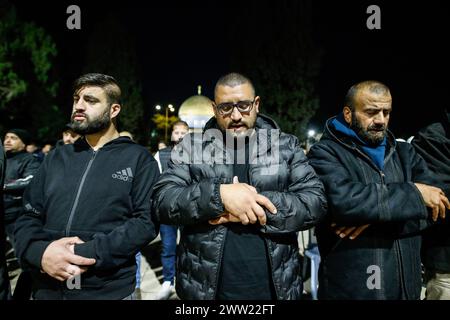 Jerusalem, Israel. März 2024. Muslime, die es geschafft haben, in die Al-Aqsa-Moschee einzutreten, verrichten Tarawih- und Nachtgebete in Ostjerusalem während des heiligen Monats Ramadan. Quelle: SOPA Images Limited/Alamy Live News Stockfoto