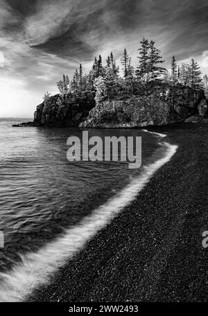 Von Black Beach, Silver Bay, Cook County, Minnesota, aus sehen Sie baumbedeckte Felsen auf einer Landzunge Stockfoto