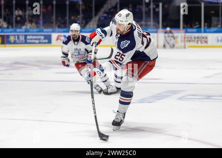 20. März 2024: Hartford Wolf Pack Verteidiger Blake Hillman (25) skatet in der ersten Periode gegen die Rochester-Amerikaner. Die Rochester Americans veranstalteten das Hartford Wolf Pack in einem Spiel der American Hockey League in der Blue Cross Arena in Rochester, New York. (Jonathan Tenca/CSM) Stockfoto