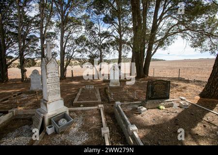 St. Pauls Lutherischer Friedhof in der abgelegenen Gegend von St. Kitts, angrenzende Kirche ist heute geschlossen, South Australia, 2024 Stockfoto