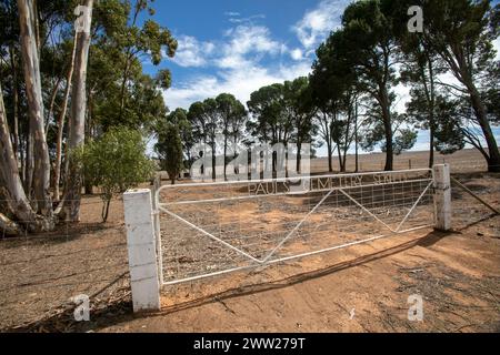 St. Pauls Lutherischer Friedhof in der abgelegenen Gegend von St. Kitts, angrenzende Kirche ist heute geschlossen, South Australia, 2024 Stockfoto