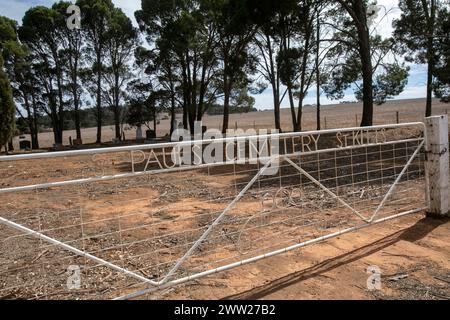 St. Pauls Lutherischer Friedhof in der abgelegenen Gegend von St. Kitts, angrenzende Kirche ist heute geschlossen, South Australia, 2024 Stockfoto