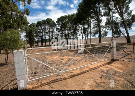 St. Pauls Lutherischer Friedhof in der abgelegenen Gegend von St. Kitts, angrenzende Kirche ist heute geschlossen, South Australia, 2024 Stockfoto